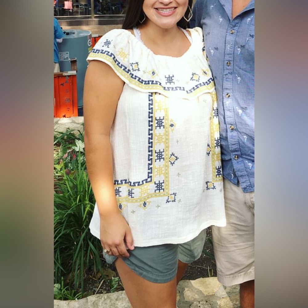 Boutique Mexican style top, can be off the shoulders!